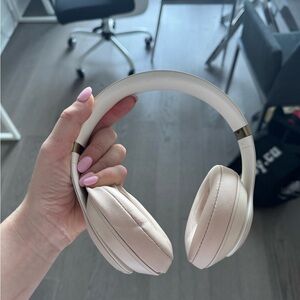 Rose gold beats dr Dre studio 3